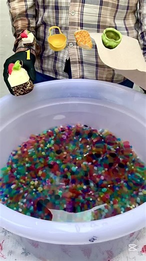 TRY TO GUESS HOW MANY TISSUE PAPER IT TOOKS! #experiment #waterexperiment #satisfying #asmr #viral