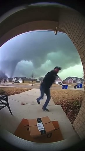 Amazon delivery driver just doing his job when something unexpected comes his way. #scary #tornado