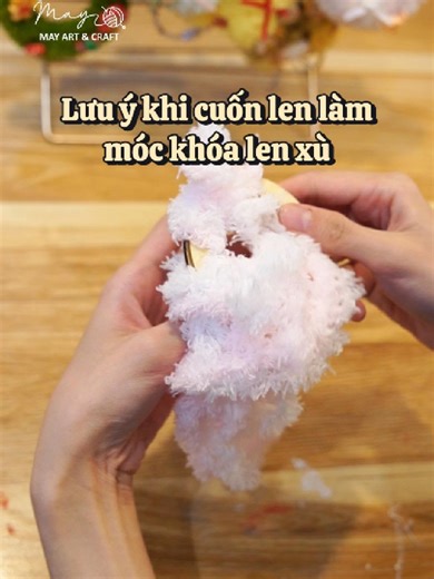 Theo mọi người, cuốn 3 vòng rồi mới rút len thì có rối không? Muốn biết đáp án thì khám phá ngay workshop làm móc khóa len xù của May nha #tiemtaphoanhamay #workshop #diy #thucong #trainghiem #gift