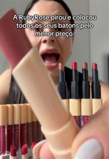 O batom PERFEITO existe e eu posso provar! 😱✨ @rubyrose_brasil A coleção Glass da Ruby Rose entregou tudo: acabamento aveludado, não craquela e dura horrores!👇 O que você precisa saber: 💄 Matte: Seco e intacto. 💄 Soft Blur: Conforto de veludo. 💄 Obsidian: Hidratação com Vitamina E.🎁 SEGREDO: Levando 3 unidades no carrinho aqui embaixo, o FRETE É GRÁTIS! Aproveita pra garantir todas as cores antes que esgote! 🏃‍♀️💨 #RubyRose #BatomGlass #Maquiagem #ReviewDeMake #AchadinhosDeBeleza