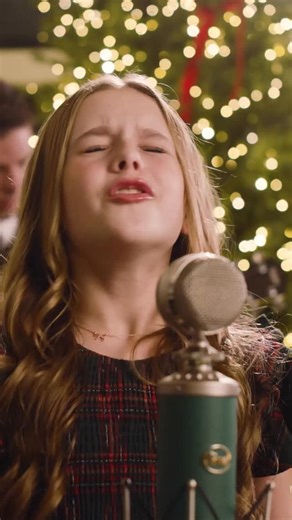 It’s our first Christmas in the new house so we had to add a little christmas magic by making a family music video in the living room✨🎄🥰 | Claire Ryann Crosby