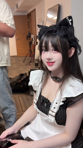 608K views · 55K reactions | How to flirt with a guy #cosplay #cute #shimianxiong #insomniabear | Shimianxiong 失眠熊 | Facebook