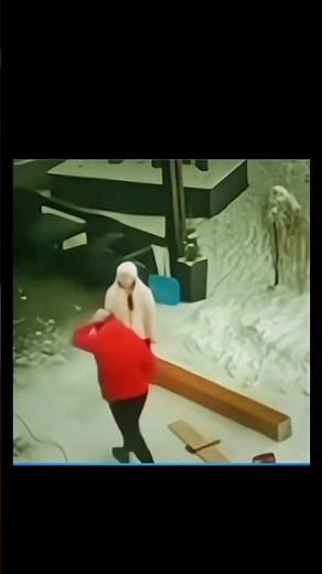 🛠️ Focus at Work: Avoid Distractions, Ensure Safety! ☎️🚫 #WorkSafetyTips #StayAlert #WorkersSafety