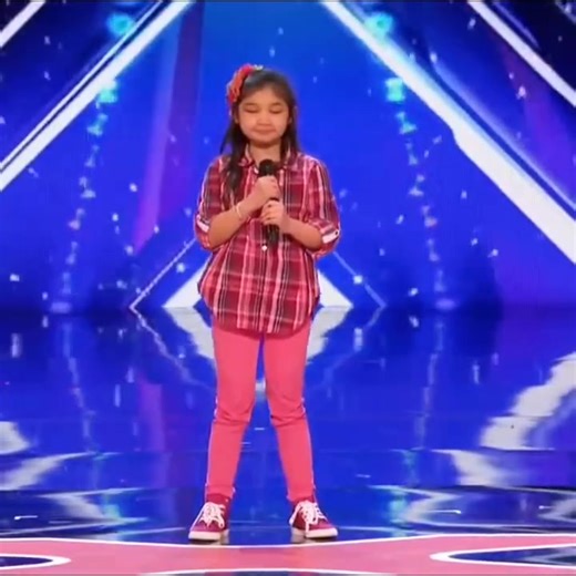 9 year old girl surprises singing 'Rise up'l 😍 | American Talent Shows