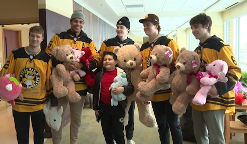 Green Bay Gamblers deliver teddy bears to pediatric patients after annual toss