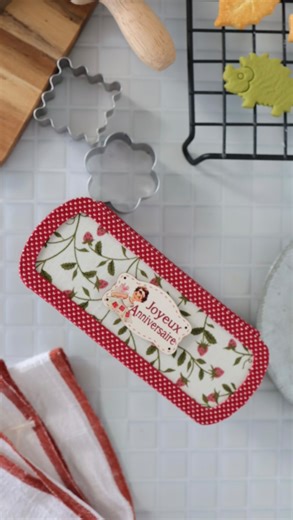 リアルを超える美味しそうをカタチにするフェイクスイーツ✴︎作家＆講師/さえきゆきえ | 食べられないスイーツ好きさん 箱好きさんの心をくすぐる 2人で開催する ワークショップのご案内です 今回カルトナージュの谷本真由美先生 @ku_mannto と 一緒にワークショップを開催します 元建築設計のお仕事をしていた真由美先生 立体的なカルトナージュの作品を... | Instagram