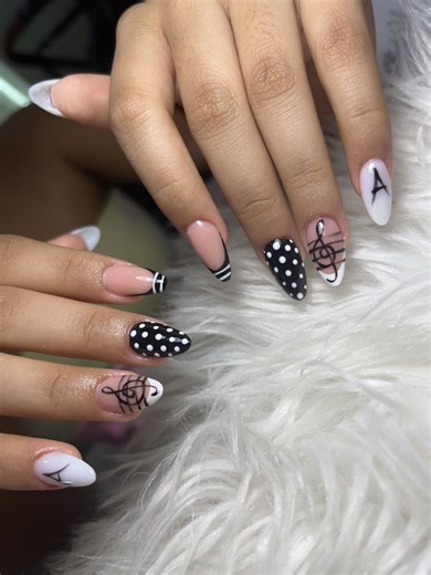 Mano alzada #manicurista #con el corazón