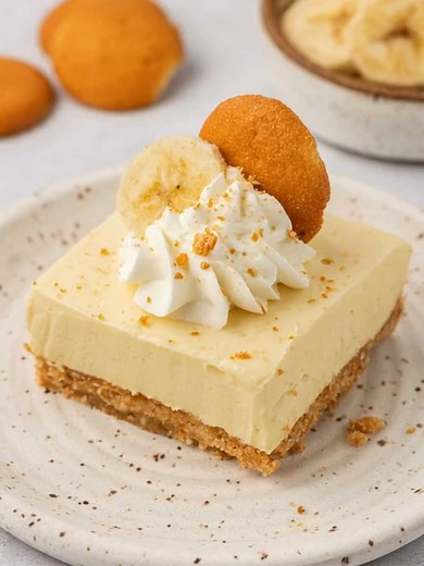 No Bake Banana Pudding Cheesecake Bars 🍌🍰 Creamy, dreamy, and bursting with banana flavor. These easy no-bake cheesecake bars feature a Nilla wafer crust, silky banana pudding filling, and fluffy whipped topping perfection. Ingredients: 16 ounces cream cheese softened 3.4 ounce package instant banana cream pudding mix 1 cup heavy whipping cream Nilla Wafers whipped cream Recipe in the Coʍʍеոτ 👇 | Recipes by banana