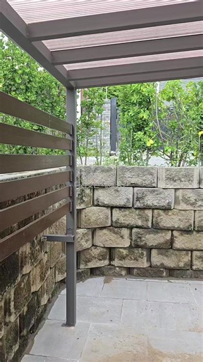 개인주택 변화: 합성목재 팬스 설치와 정원 조명