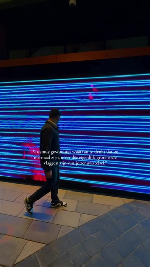 Veel van deze dingen vinden we “normaal”… maar ze zijn signalen van een lijf dat te lang op spanning staat. 1. Gesprekken urenlang opnieuw afspelen in je hoofd… je systeem probeert gevaar te voorspellen door alles te analyseren. 2. Constant je telefoon checken, ook als je niks verwacht… afleiding van emoties die niet veilig voelen om te voelen. 3. Moeite met ontspannen zonder achtergrondgeluid… stilte voelt onveilig omdat je je eigen gedachten hoort. 4. Snel schrikken van harde geluiden of plots