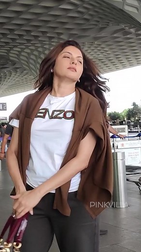 #Bhagyashree snappped at the airport as she flew off from Mumbai | PinkVilla