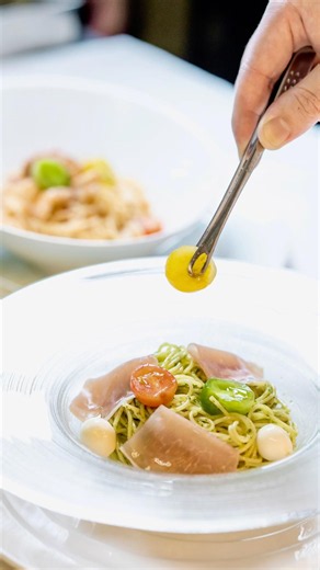 冷製パスタの定番バジルソースのカッペリーニ。三色トマトで涼しさを演出します👩🏻‍🍳 #バジル #パスタ #ランチ #ランチメニュー #大人女子