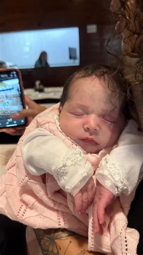 Maria..👑 on Instagram: "Meu Deus, não sei como escrever sem conseguir não chorar, mais vamos lá, a exatamente nesta data 22/01/2025 nasceu um pinguinho de gente, que eu já mais imaginaria mudar tanto a minha vida, Hoje só tenho que agradecer a Deus esse aninho de vida que ele continue te abençoando sempre, dando saúde alegria, e que nada nesse mundo dê ruim possa chega até você 🥺 sabe poderia dizer muitas coisas mas nada se compara a primeira vez que te vi, tão piquininha tão branquinha, ali e