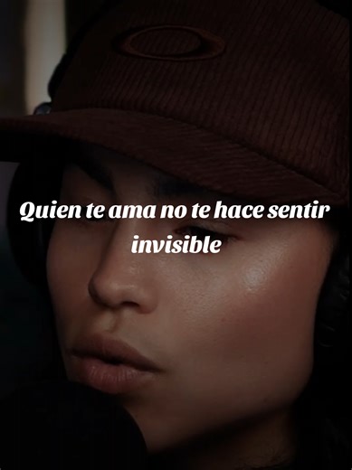 El amor no se demuestra con palabras bonitas, se demuestra con presencia. Quien te ama no desaparece, no te hace dudar ni te deja hablando solo. Ignorar también es una forma de herir. Cuando alguien siente algo real por ti, busca tiempo, busca diálogo y cuida tu tranquilidad. Si tienes que rogar atención, no es amor: es costumbre, comodidad o interés. El amor verdadero se nota porque nunca te hace sentir invisible. 🤍✨ 💬 Escribe en comentarios: merezco presencia, no excusas. 🔔 Guarda este mens
