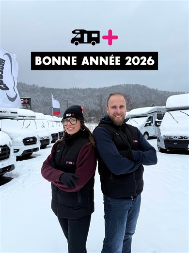 Léna et Quentin vous souhaitent une merveilleuse année 2026 ✨❄️ Pleine de projets, de découvertes… et surtout de voyages ! 🚐 #campingcarplus #voyage #vanlife #nouvelleannée #roadtrip