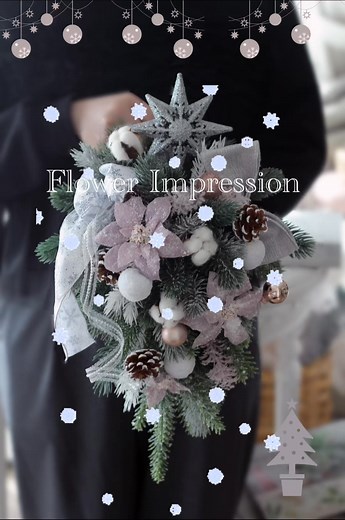さて、今日は、季節のアレンジメント「クリスマススワッグ」のご案内です🎄 淡い紫のポインセチアがふんわりと華やぐ、冬にピッタリのスワッグです😊 コットン・松ぼっくり・シルバーリボンの柔らかな質感も加わり、眺めるたびに心がほどけるような冬のアレンジです🎄 やさしい色合いに、シルバーのトップスターがアクセントになって、壁に掛けると、お部屋にふわっと季節感が広がります🌲✨ 募集前にお越しくださった生徒様で一度は完売してしまった人気作品なのですが、あと２つだけご用意できることになりました☺️🎁 気になる方は、ぜひお気軽にお問合せくださいね❄️ 一緒に、優しい冬色のスワッグを楽しみましょうね☺️🎄🌲🎁🌹 詳細は以下のブログをご覧ください(*^-^*) https://flower-impression.com/2025/11/21/seasonlesson-art20251121/ #フラワーインプレッション #クリスマススワッグ #ポインセチア #冬のアレンジ #壁掛けスワッグ #アーティフィシャルフラワー #フラワーレッスン #大人の習い事 #季節の楽しみ | 花田紀子