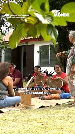 Le tressage est bien plus qu’un savoir-faire : c’est un héritage vivant, un lien entre les générations. Apprendre avec les anciennes, transmettre ce geste, c’est préserver une culture et se sentir forte, libre et reconnue 🌿 👉🏽 Pour en savoir plus sur les soins par le tressage de Pandanus, c'est par ici : https://voyage.tv5monde.com/fr/le-tressage-aux-iles-australes-immersion-au-coeur-dun-savoir-ancestral #polynesie #ilesaustrales #enterreindigene | TV5MONDE