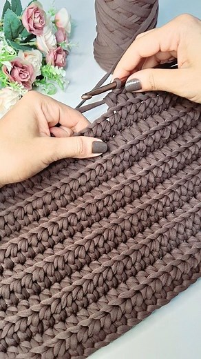 Lany ArtesCrochê | Lançamento✨️ Bolsa de Crochê linda em ponto relevo com cantos perfeitos feita com apenas 1 novelo😍👏 Tutorial disponível no canal Lany... | Instagram