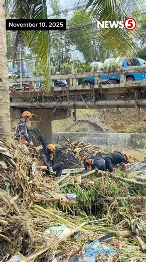 PADAYON ANG RETRIEVAL OPERATION #News5Bisaya | Padayon ang retrieval operations sa mga lugar nga grabeng naapektuhan sa Bagyong Tino, sumala sa Cebu Provincial Disaster Risk Reduction and Management Office (PDRRMO) head Dennis Pastor. Duha ka munisipyo, apil ang Balamban, ang padalhan ug heavy equipment aron makatabang. Kulang ang equipment mao nga nag-coordinate sila sa private sectors para dugang tabang. | via Liway Abas | News5