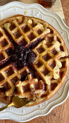OVERNIGHT SOURDOUGH WAFFLES Soft, fluffy, crispy, perfectly golden — truly the best waffles i’ve ever made, and they deserve to be at your table this weekend ✨ Recipe below OR comment ‘WAFFLES’ to get the recipe sent to you 🤎 #Recipe Details (makes 3 Belgian waffles or ~12 small waffles): Overnight Sourdough Sponge: - 115g active (fed) sourdough starter - 1/2 cup milk of choice - 1/2 cup greek yogurt - 1 tbsp granulated sugar - 1 cup all-purpose flour Waffle Batter: - 1/4 cup butter, melted and