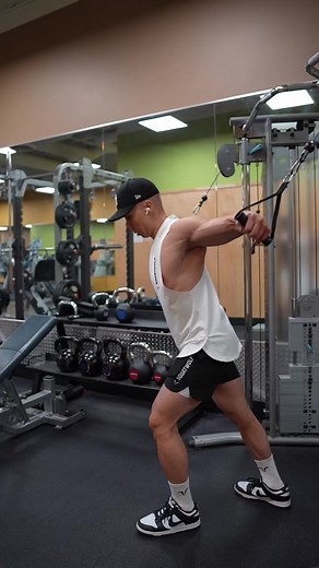 🛑 STOP rolling your shoulders forward during cable flyes! Doing this puts a lot of tension on your shoulders and less tension on the chest. Instead, retract your shoulders by sticking your chest out and slightly arching your back in order to keep the tension on the chest. For a full training plan with form tips, visit https://deltabolic.com #cablefly #cableflys #cableflyes #cableflychest #formtips #workouttips | Andrew Kwong