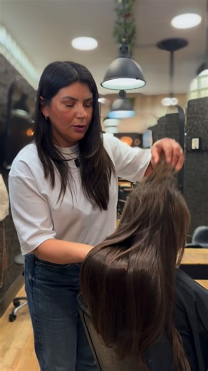 REIJANE | LISSAGE BRÉSILIEN À PARIS on Instagram: "🌿 Bienfaits du Botox Capillaire sur les Cheveux Naturels Le botox capillaire est un soin d’hydratation profonde qui ne contient pas de toxine botulique. Sur les cheveux naturels (sans traitement chimique), il agit en reconstituant les nutriments essentiels, redonnant santé, brillance et douceur aux cheveux, sans modifier leur structure naturelle. ✨ Principaux bienfaits : 1. Hydratation intense Le botox pénètre profondément dans la fibre capilla