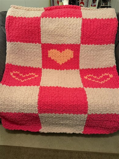 She is finally complete!!!! Ohhh and so so beautiful!!! My first checkerboard blanket turned out wonderfully. I am beyond ecstatic with this blanket #fingerknitting #chunkyknitblanket #handmade #yarnlovers #crochetersoftiktok