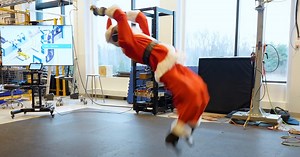 Regardez le robot Atlas de Boston Dynamics réaliser un saut arrière en costume de Saint-Nicolas !