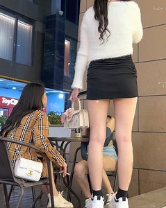 Girl on the street at Night in China | Bangkok NightLife