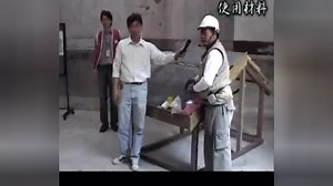 铺瓦师傅示范铺屋顶水泥瓦全过程