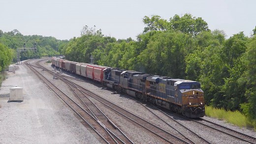 【CSX】粉色的草木灰漏斗车 - CSX混编货物列车通过Lafayette Junction