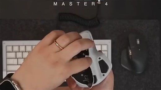 鼠标集成了八个可编程按钮 握持感也很舒服