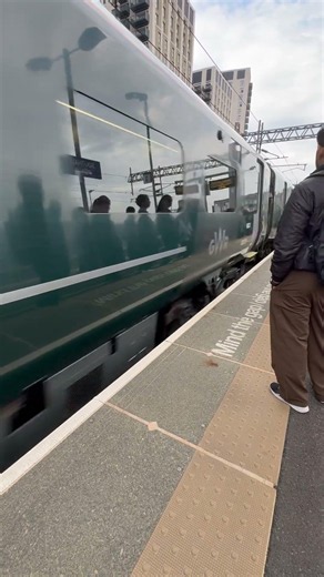 train passing southall station #train #trainspotting #railvlogger #railwaycontent #railway