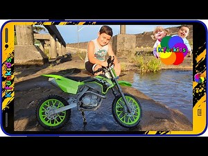 MINI MOTO INFANTIL DE BRINQUEDO PULANDO NA ÁGUA BRINCANDO DE TRILHA E MANOBRAS NAS PEDRAS Kifunkids