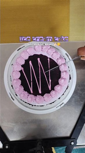 Ice cream cake is absolutely delicious 😋🤌🏻 #youtubeshorts #ytshorts #icecream #foodie #foodlover