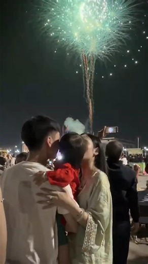 Khoảnh khắc pháo hoa đỉnh cao – niềm vui gia đình giữa biển ánh sáng 🎇