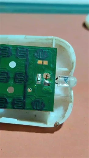 Hemendra Kumar on Instagram: "Free Dish ka Remote repair Easy Fix #shorts"