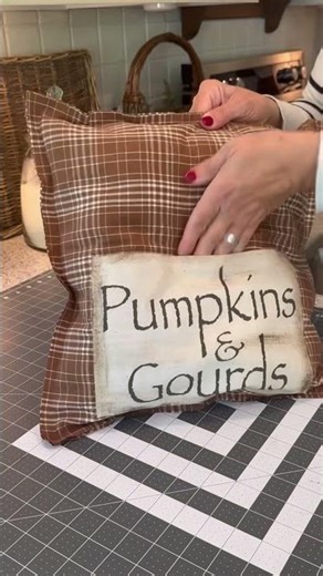 DIY No-Sew Primitive Fall Pocket Pillow #fallcrafts #primitivecrafts #crafts