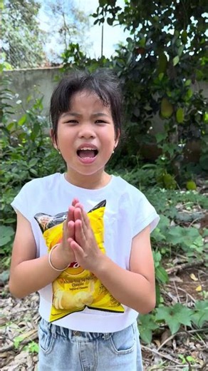 Chị gái muốn cứu cái chân người em | Kind big sister help little girl #shorts