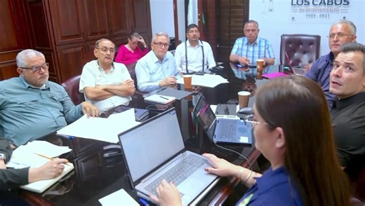 Con capacitación Ponen en marcha el XV Ayuntamiento de Los Cabos el programa “Protección Civil para Eventos Masivos en México” Los Cabos, Baja California Sur.– Con el objetivo de fortalecer los protocolos de seguridad y la capacidad de respuesta ante concentraciones multitudinarias, el XV Ayuntamiento de Los Cabos puso en marcha el curso presencial “Programa de Protección Civil para Eventos Masivos en México”, impartido por la Escuela Nacional de Protección Civil (ENAPROC). La capacitación se de