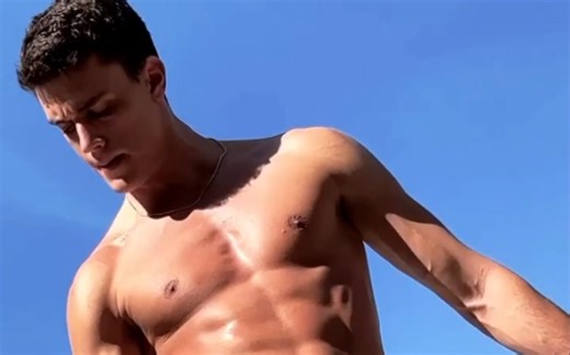 帅气男模Xavier Serrano运动健身