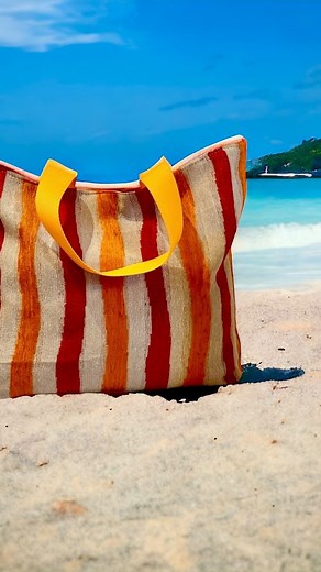 192K views · 925 reactions | ✂️ Segui il mio tutorial creativo e sfoggia stile in spiaggia con questa borsa double face 朗  #DIY #RicicloCreativo #VacanzeInStile” #diybag #borsamare #tutorial #cucirechepassione #faidate #faidatecreativo #bag #bagtutorial | KIKA Tutorial Creativi | Facebook