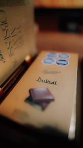 El tesoro de Dubái llegó a Lucciano’s. Tabletas de chocolate belga con Avella Pistacchio y crocante que emula el kadayif. Exclusivas, artesanales, irresistibles. Pedilas en Lucciano’s. #Luccianos #Chocolate #Dubai | Lucciano's