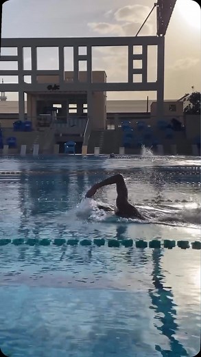 Have you seen this Hybrid freestyle technique 💧 it can be used from the 100 meters to the 400 meter events, it is most commonly seen in the 200 and 400 meters 🔥 One thing that all fast Hybrid freestylers have in common is a strong kick ✨ Therefore, if your kick is not strong, it may not be the best freestyle technique for you to use. The strong kick provides for more constant propulsion and really helps surge the swimmer forward, particularly after the breath. 💙 📸: @mohamed__meselhy • • • • 
