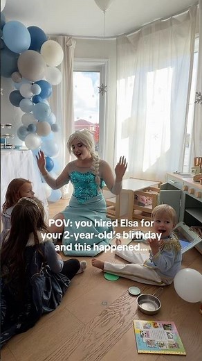 When You Hire Elsa for Your Toddler’s Party and She Delivers 👑❄️