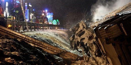 Lkw kippt um und brennt: A66 zeitweise gesperrt - lange Staus