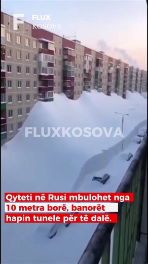 ❄️ Këto nuk janë pamje të gjeneruara nga inteligjenca artificiale. Janë pamje reale nga qyteti i Kamçatkës, në Lindjen e Rusisë, pas një stuhie jashtëzakonisht të fuqishme bore. Trashësia e borës ka arritur deri në 10 metra, duke e kthyer qytetin në një peizazh surreal. Sipas autoriteteve lokale, ky është një fenomen tepër i rrallë, i cili nuk ishte regjistruar prej më shumë se një shekulli. #Lajme #lajmifundit #LajmeShqip | FLUX Kosova