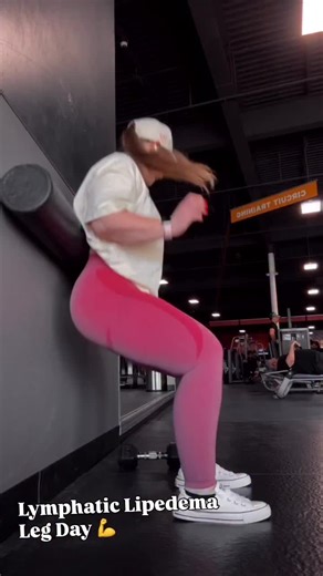 Not punishing my legs. Not trying to “burn them down.” Not pretending Lipedema tissue behaves like typical fat. Today was foam roller day. And if you’ve never trained against a wall with a roller behind your back, you’re missing one of the most fascia-friendly ways to load the legs without compressing them into more inflammation. 🙌 Wide stance foam roller squats. Foam roller wall calf raises. Foam roller wall squat to heel lift. Seated foam roller leg extensions. Foam roller wall squat to tripl