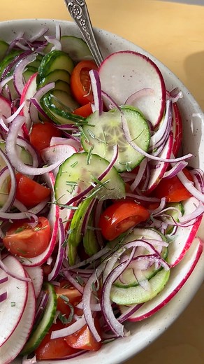Comment RADISH SALAD and I’ll dm the recipe to you! 👇🏽 Make a fresh & vibrant cucumber radish salad with peppery radish, crisp red onion, crunchy cucumber, juicy tomatoes, and optional hearty chickpeas with a bright vinaigrette! ✨ Recipe: https://plantbasedonabudget.com/cucumber-radish-salad/ | Plant-Based on a Budget