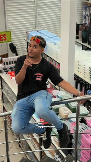 EXPLOSÃO MODAS 💣 on Instagram: "Quer entender o segredo da Explosão Modas? É simples assim: QUALIDADE com preço FIXO! 🤑 Nosso vendedor te mostra um pouquinho de como funciona a loja mais comentada da cidade: 👚 Roupas (Para toda a família!) 👠 Sapatos (Para arrasar!) 🧸 Brinquedos (Para a alegria da criançada!) 🏠 Utensílios Domésticos (Para sua casa!) E o melhor? Tudo por R$ 10 ou R$ 20! Isso não é promoção, é o nosso preço de verdade, o tempo todo. Venha encher sua sacola e seu carrinho sem